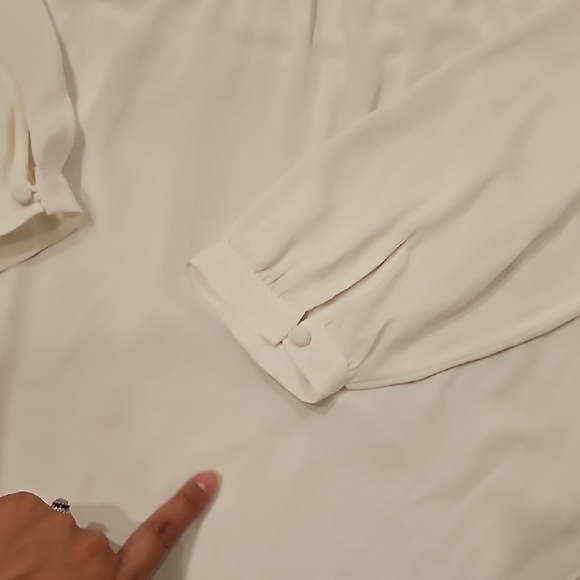 Elegant Cream Blouse with Lace Detail - Picture 4 of 8